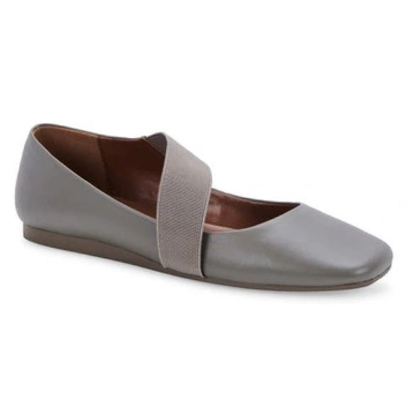 Consignment047 Blondo Brielle Waterproof Leather Ballet Flats