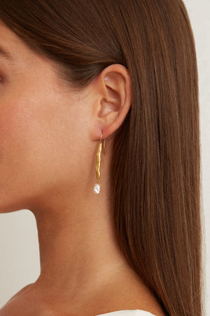 Chan Luu Gold Wave Pearl Drop Earrings White