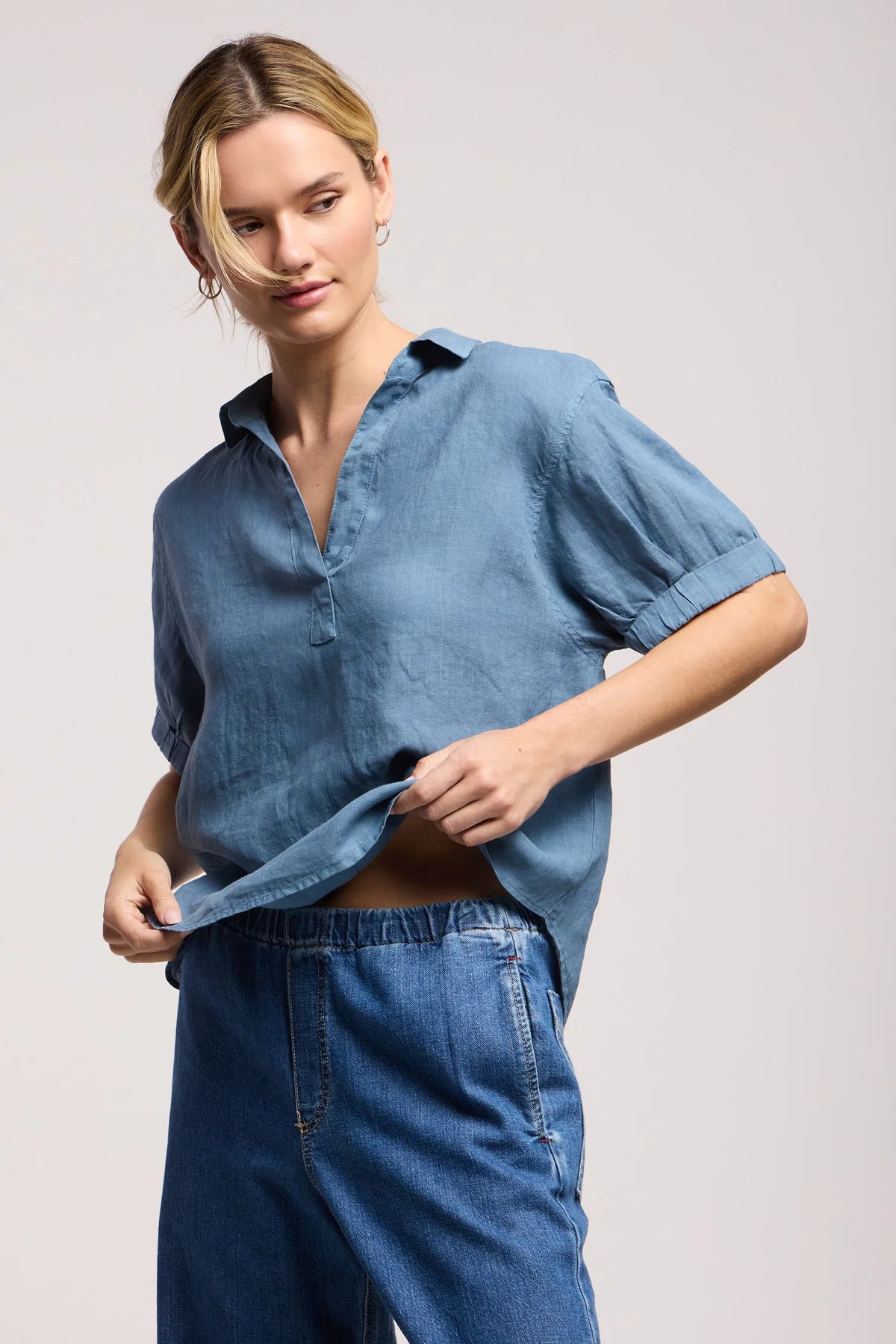 Velvet by Graham & Spencer Vivica Linen Top in Hailstone